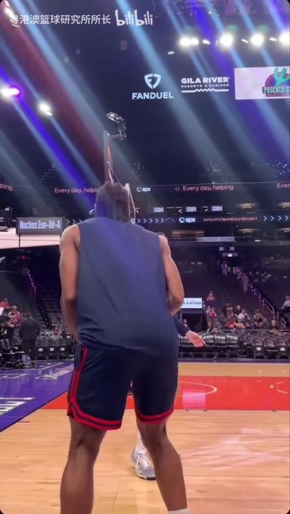 機器人級別的靜態(tài)身體！近距離看小卡的賽前熱身！