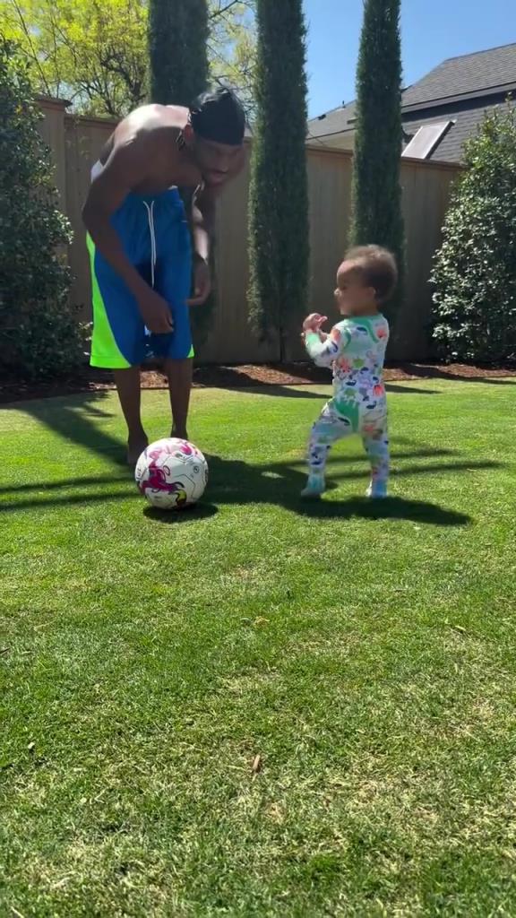 足球要從娃娃抓起！SGA帶娃踢足球，小孩摔倒時鼓掌“嘲笑”！